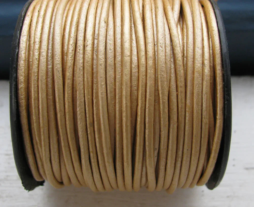 Läderband 1,5 mm - Metallic Gold, 1 m Hilmas Pyssel