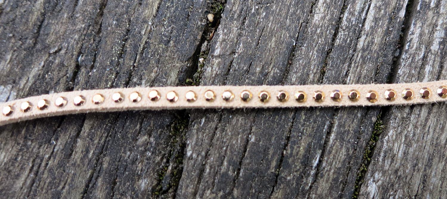 Mockaimitation - Beige med guldfärgade strasstenar, 2,6mm, 1 m Hilmas Pyssel