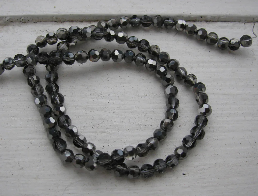 Glaspärlor Facetterad Rund - Grå/Hematitfärgad 4mm 1 sträng Hilmas Pyssel