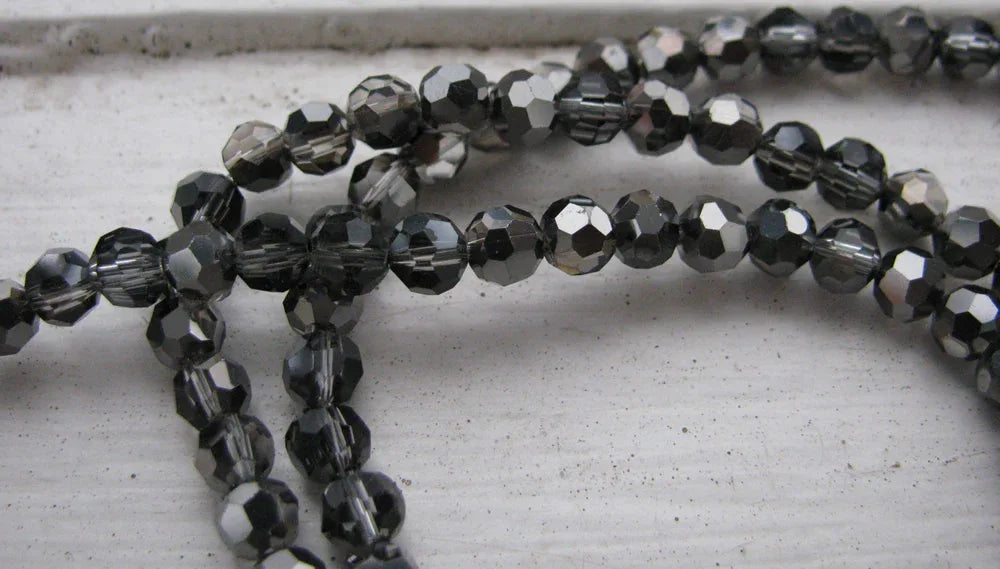 Glaspärlor Facetterad Rund - Grå/Hematitfärgad 4mm 1 sträng Hilmas Pyssel