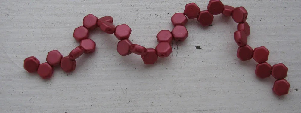 Honeycomb - Pastel Dark Coral 6mm, 1 sträng Hilmas Pyssel