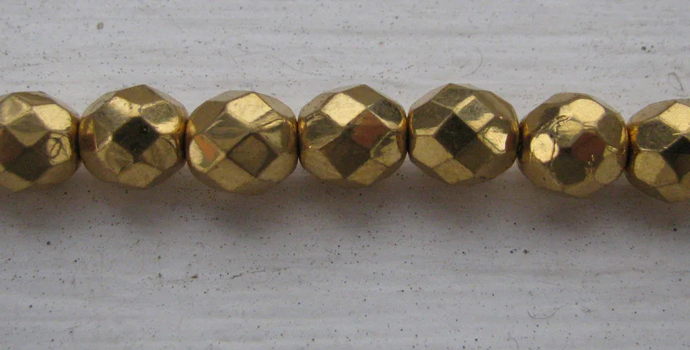 Tjeckiska Firepolish - Bright Gold 8mm, 1 sträng Hilmas Pyssel