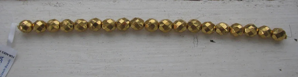 Tjeckiska Firepolish - Bright Gold 8mm, 1 sträng Hilmas Pyssel