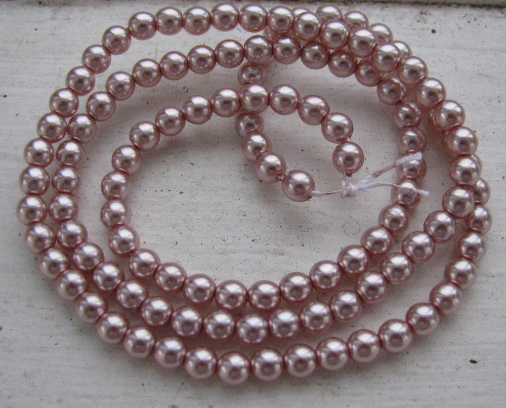 Tjeckiska Vaxade Glaspärlor - Rose Crème 4mm, 1 sträng Hilmas Pyssel
