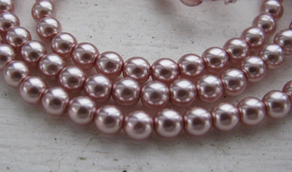 Tjeckiska Vaxade Glaspärlor - Rose Crème 4mm, 1 sträng Hilmas Pyssel
