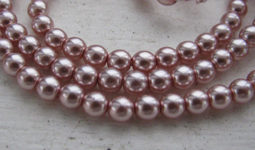Tjeckiska Vaxade Glaspärlor - Rose Crème 4mm, 1 sträng Hilmas Pyssel