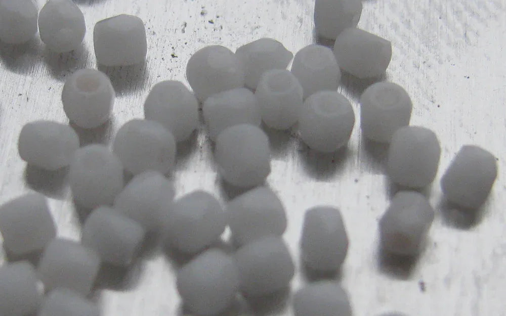 Tjeckiska Firepolish - Chalk White True 2 mm, 50 stycken Hilmas Pyssel