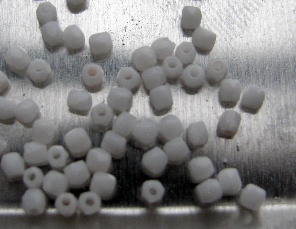 Tjeckiska Firepolish - Chalk White True 2 mm, 50 stycken Hilmas Pyssel