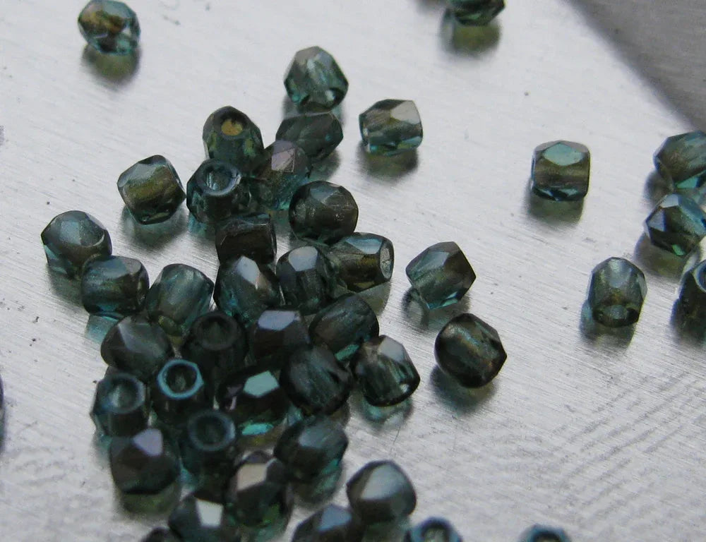 Tjeckiska Firepolish - Aqua Celsian, True 2 mm, 2 gram Hilmas Pyssel