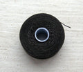 S-Lon Bead thread - Charcoal Grey, storlek D, 1 rulle Hilmas Pyssel