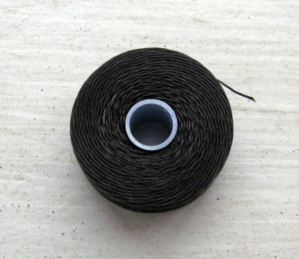 S-Lon Bead thread - Charcoal Grey, storlek D, 1 rulle Hilmas Pyssel