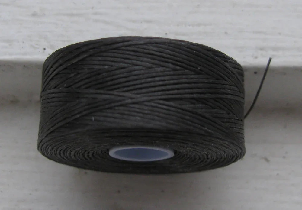 S-Lon Bead thread - Charcoal Grey, storlek D, 1 rulle Hilmas Pyssel