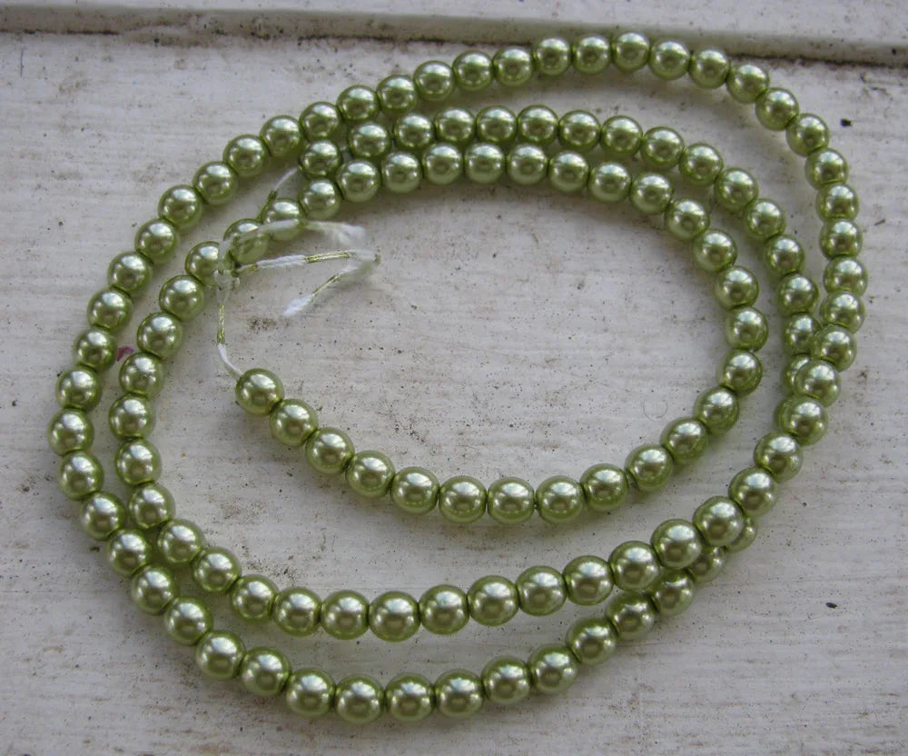 Tjeckiska vaxade glaspärlor - Olivine 4mm, 1 sträng Hilmas Pyssel