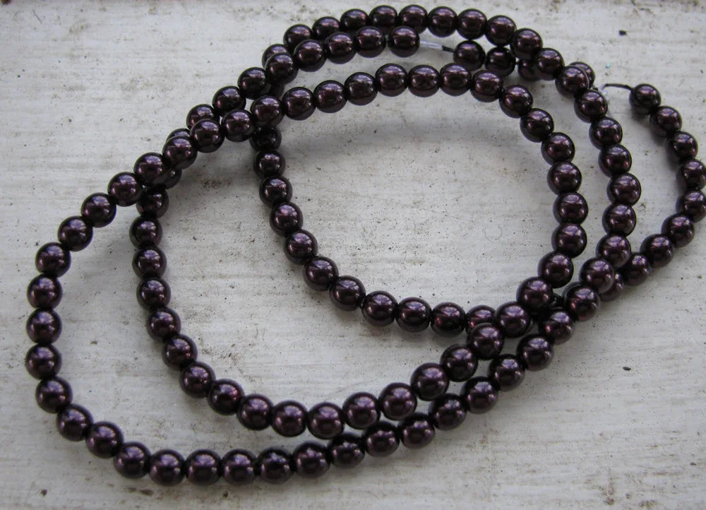 Tjeckiska vaxade glaspärlor - Eggplant 4mm, 1 sträng Hilmas Pyssel