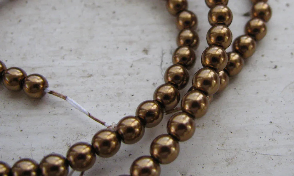 Tjeckiska vaxade glaspärlor - Antique Gold 4mm, 1 sträng Hilmas Pyssel