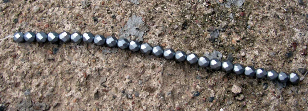 Tjeckiska Firepolish - Pastel Grey / Silver 6mm, 1 sträng Hilmas Pyssel