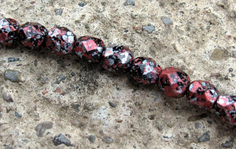 Tjeckiska Firepolish - Tweedy Red 6mm, 1 sträng Hilmas Pyssel