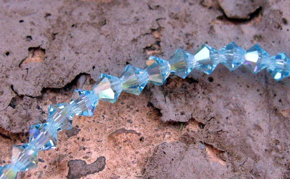 Tjeckiska MC Bicone - Aqua AB 4 mm, 1 sträng Preciosa