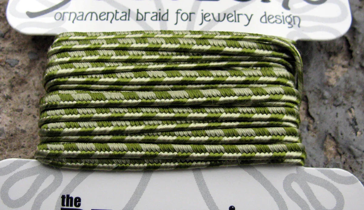 Soutache Band Randigt - Celery / Ivy 1 Förpackning (3 Yards) Beadsmith