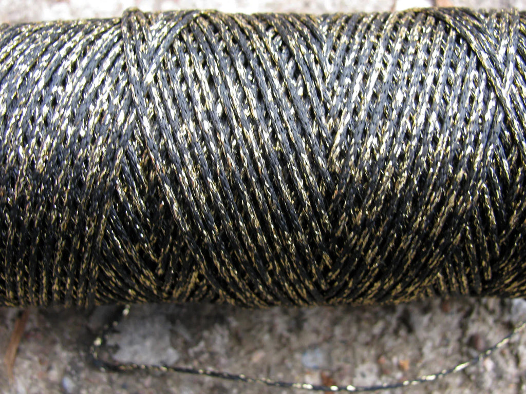 Vaxad bomullstråd - Metallic Svart med guld glitter 1mm, 1 m Hilmas Pyssel