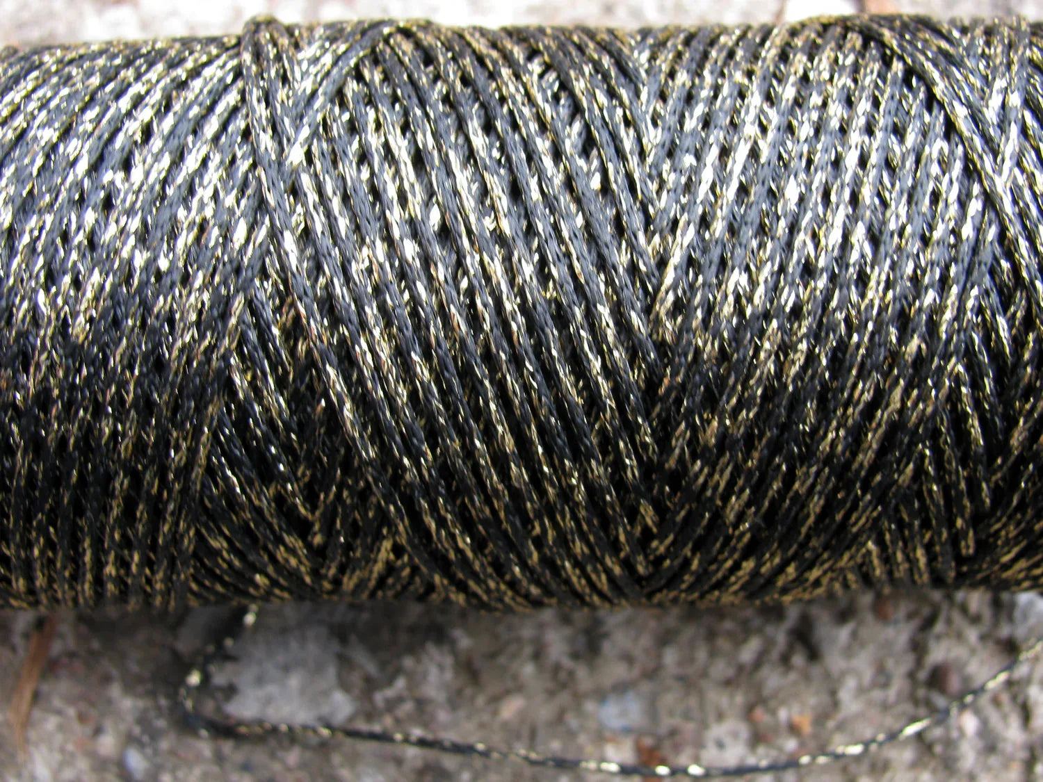 Vaxad bomullstråd - Metallic Svart med guld glitter 1mm, 1 m Hilmas Pyssel