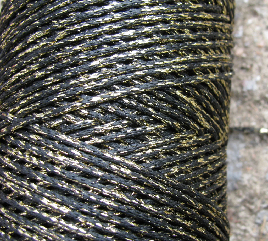 Vaxad bomullstråd - Metallic Svart med guld glitter 1mm, 1 m Hilmas Pyssel