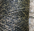 Vaxad bomullstråd - Metallic Svart med guld glitter 1mm, 1 m Hilmas Pyssel