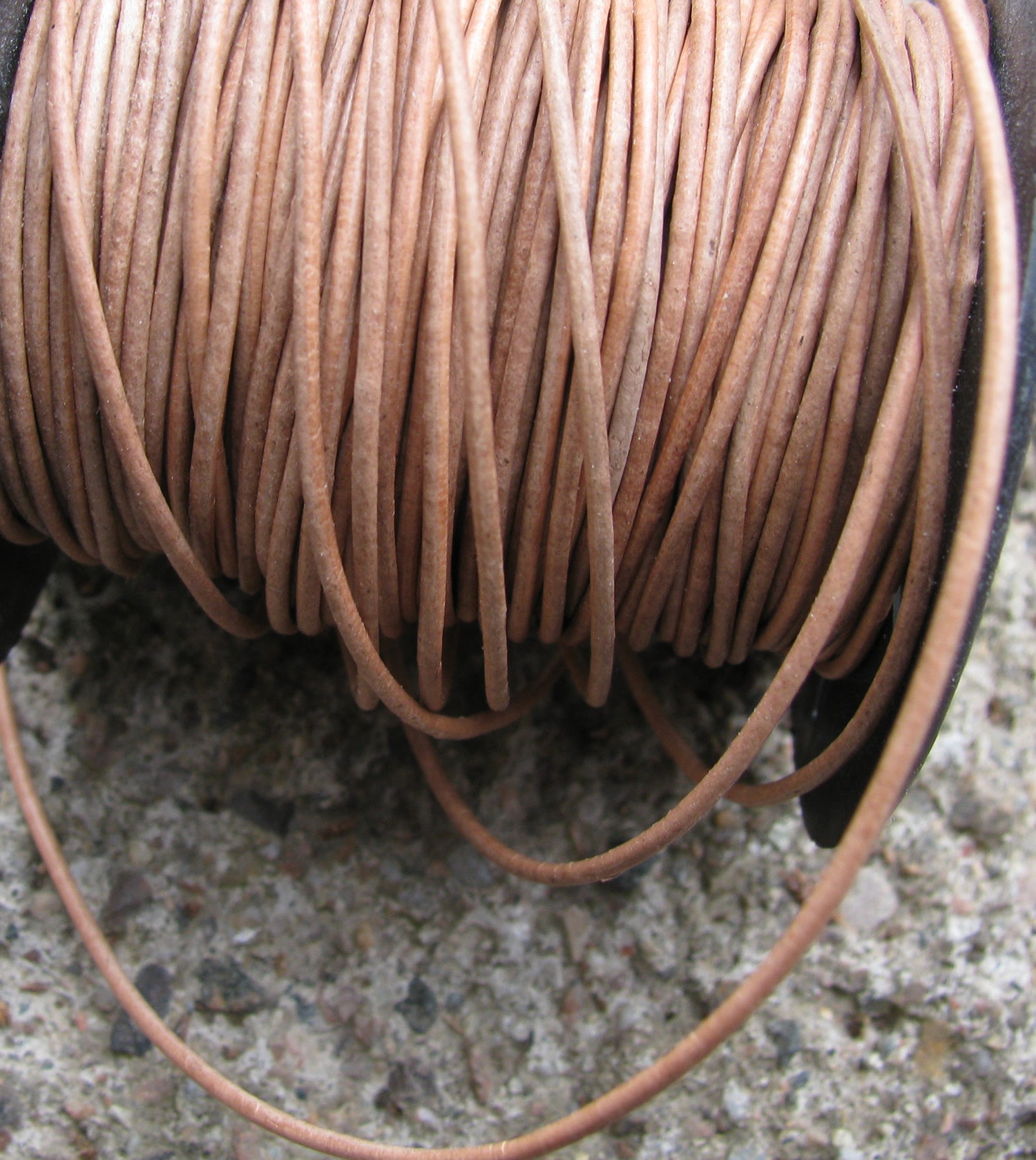 Läderband 1 mm - Natur, 1m Hilmas Pyssel