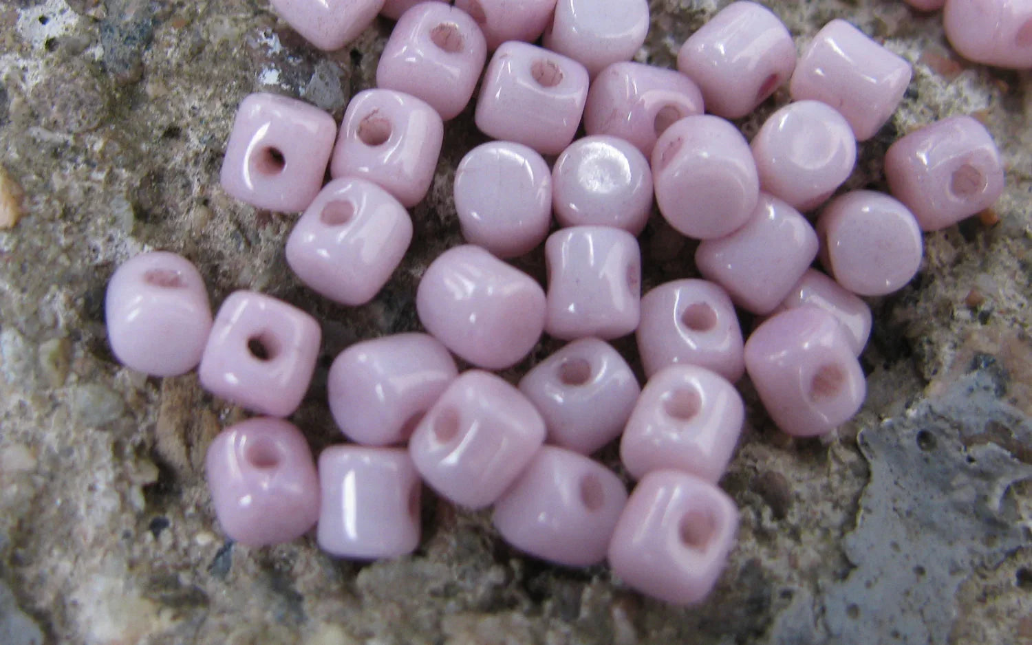 Minos® par Puca® - Opaque Light Rose Ceramic Look, 5 gram Les perles par Puca® - Paris