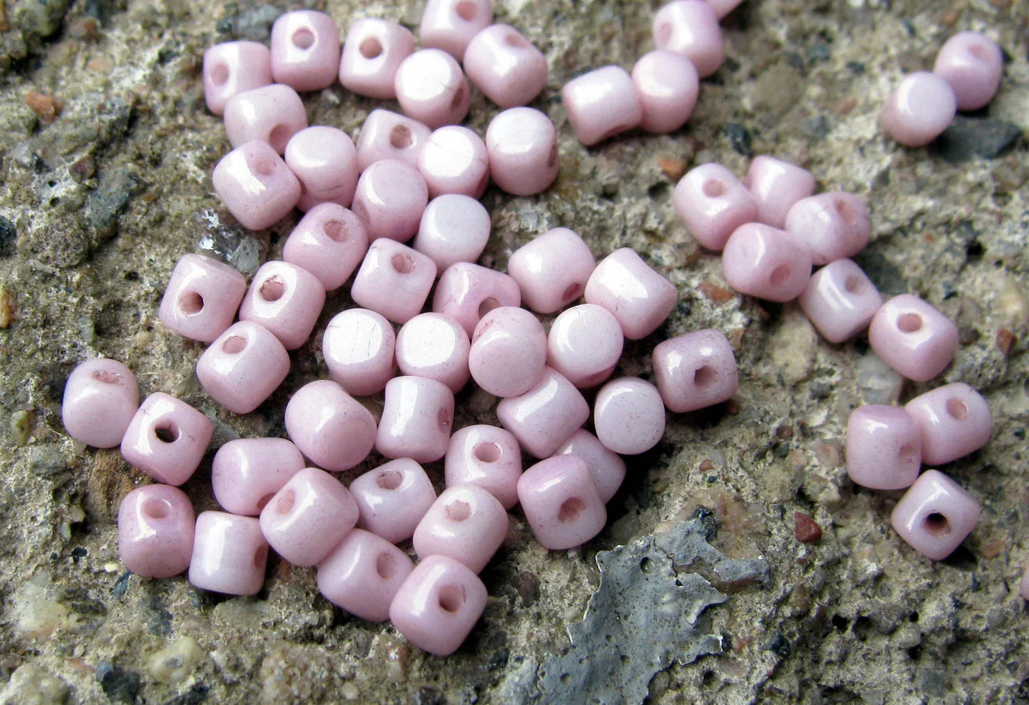 Minos® par Puca® - Opaque Light Rose Ceramic Look, 5 gram Les perles par Puca® - Paris