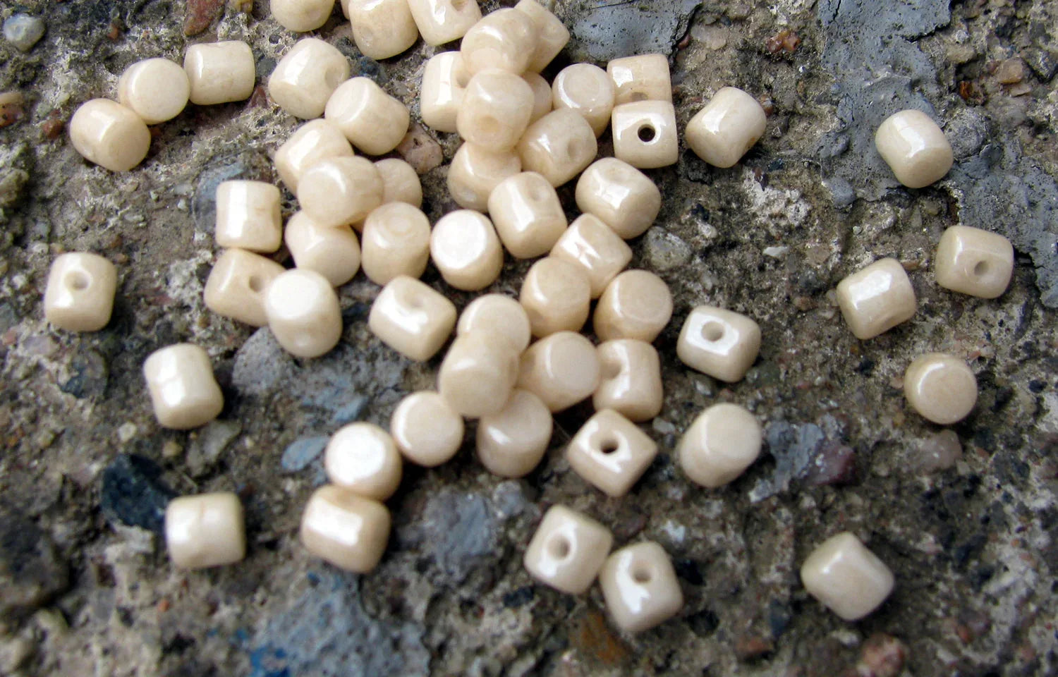 Minos® par Puca® - Opaque Beige Ceramic Look, 5 gram Les perles par Puca® - Paris