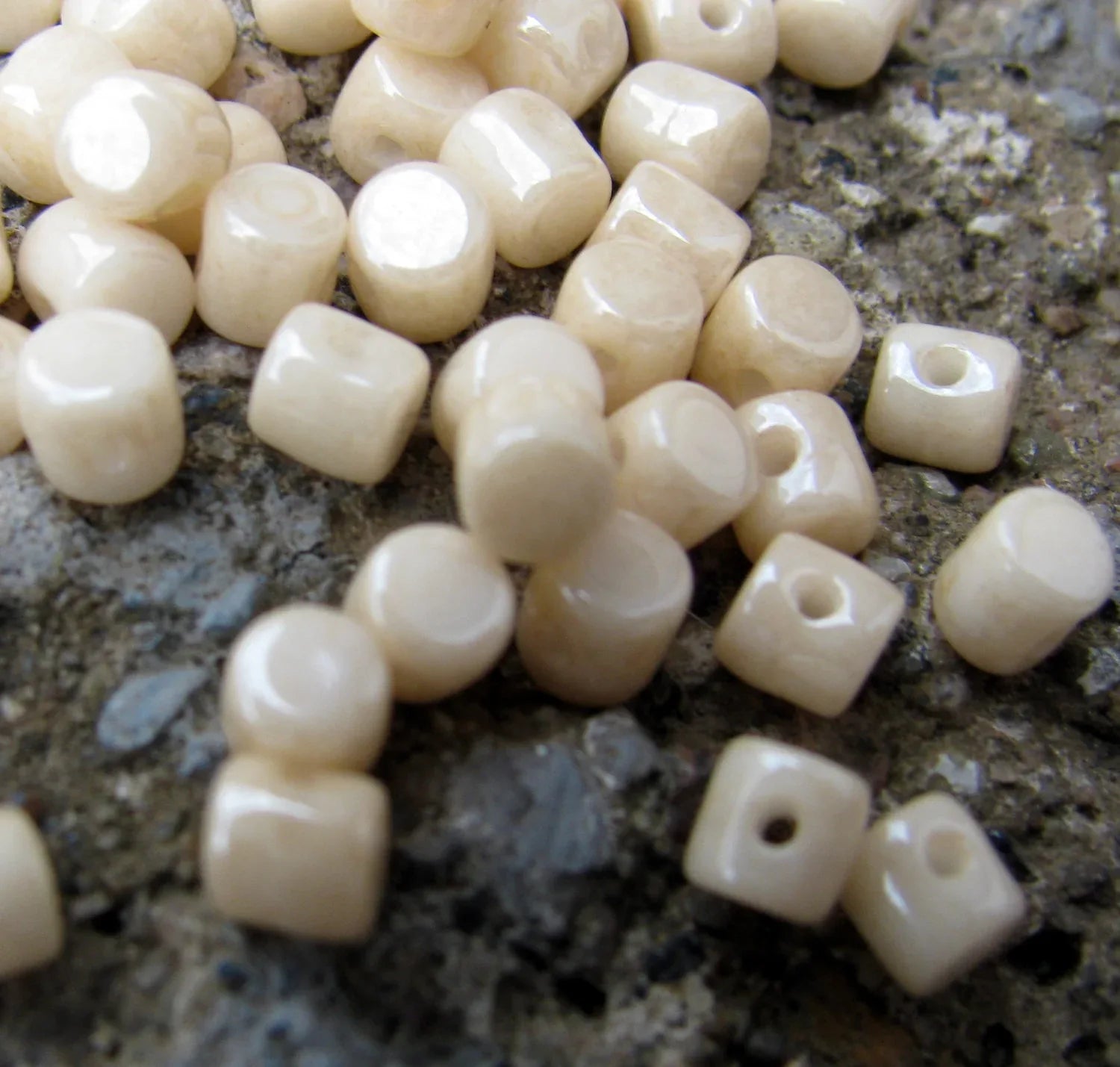 Minos® par Puca® - Opaque Beige Ceramic Look, 5 gram Les perles par Puca® - Paris