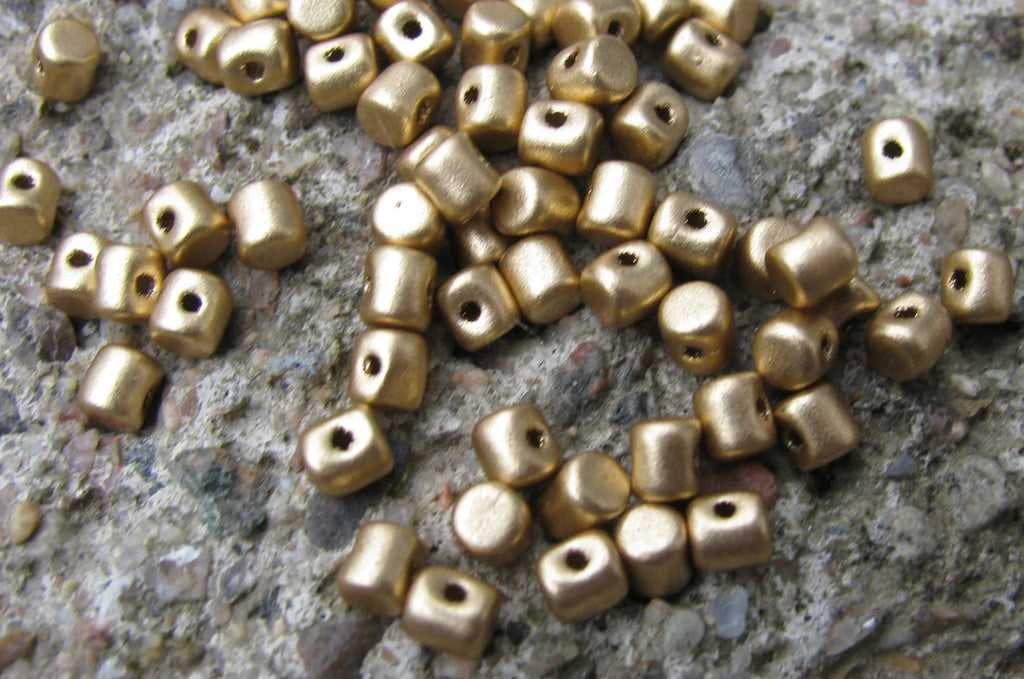 Minos® par Puca® - Light Gold Matte, 5 gram Les perles par Puca® - Paris