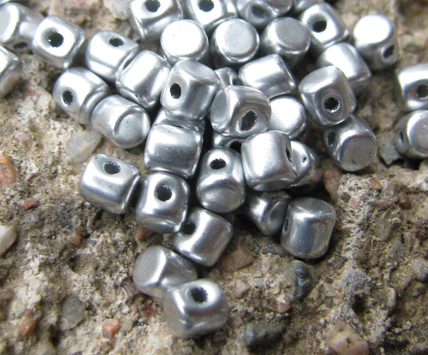 Minos® par Puca® - Silver Aluminium Matte, 5 gram Les perles par Puca® - Paris