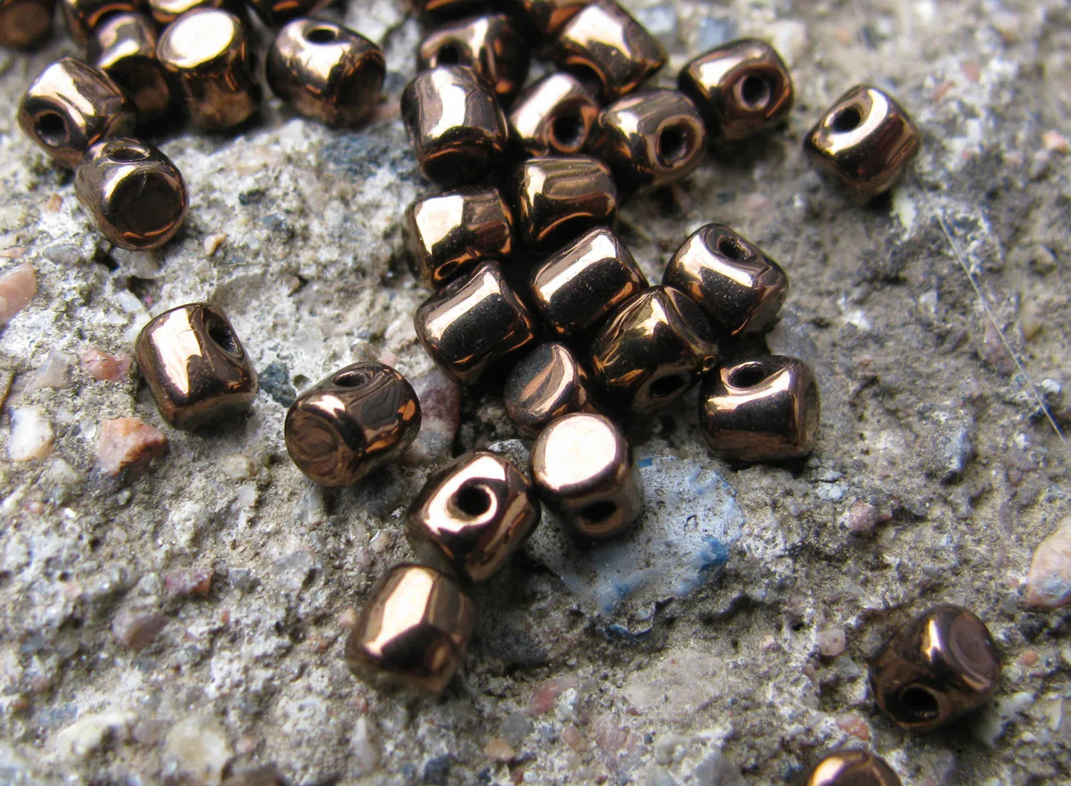 Minos® par Puca® - Dark Bronze, 5 gram Les perles par Puca® - Paris