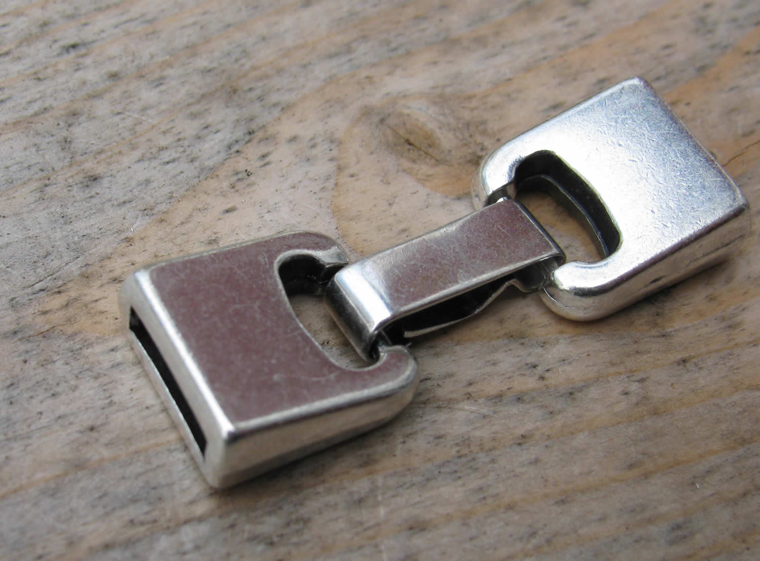 Lås silverfärgat - Haklås för platta breda band 10x2,5mm, 1 set Grekisk Metall