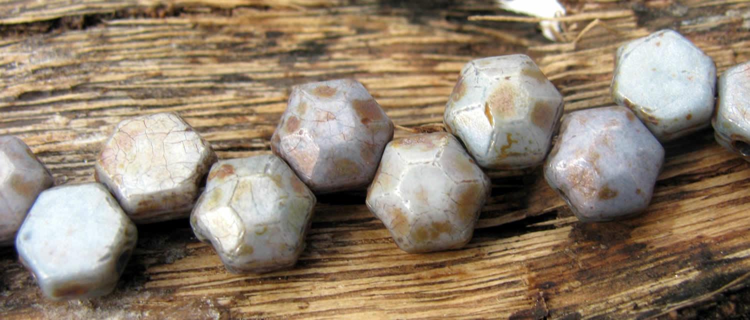Honeycomb Jewel - Chalk Lazure Blue 6mm, 1 sträng Hilmas Pyssel