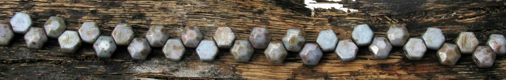 Honeycomb Jewel - Chalk Lazure Blue 6mm, 1 sträng Hilmas Pyssel