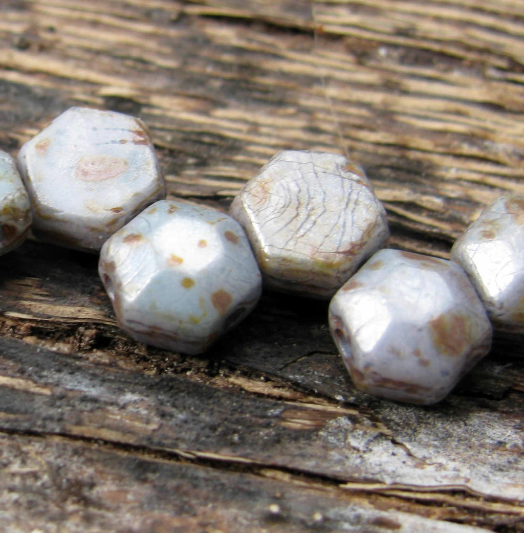 Honeycomb Jewel - Chalk Lazure Blue 6mm, 1 sträng Hilmas Pyssel