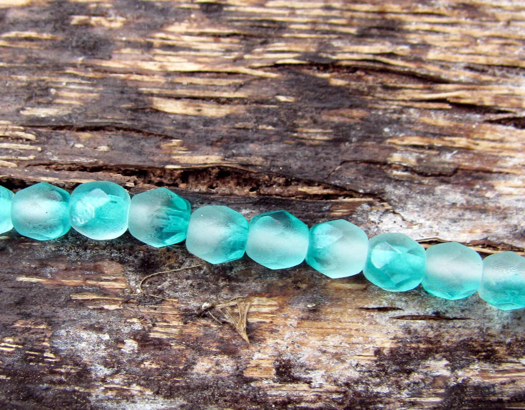 Tjeckiska Firepolish - Seafoam Matte 4 mm, 1 sträng Hilmas Pyssel