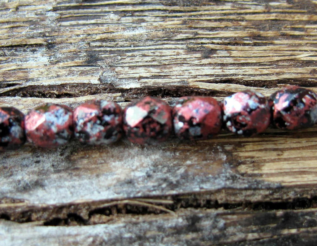 Tjeckiska Firepolish - Tweedy Red 4 mm, 1 sträng Hilmas Pyssel