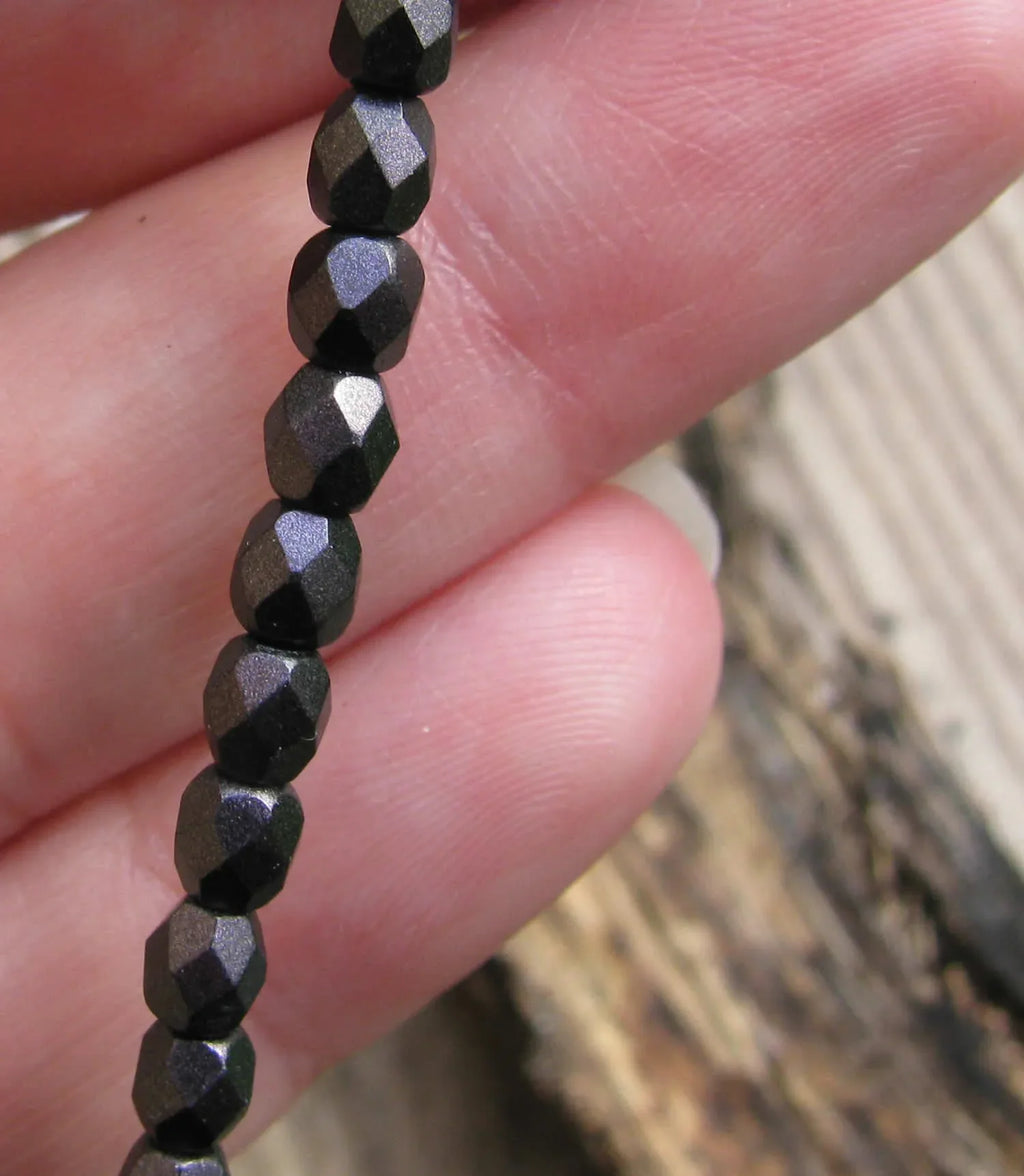 Tjeckiska Firepolish - Polychrome Black Raspberry 4 mm,, 1 sträng Hilmas Pyssel