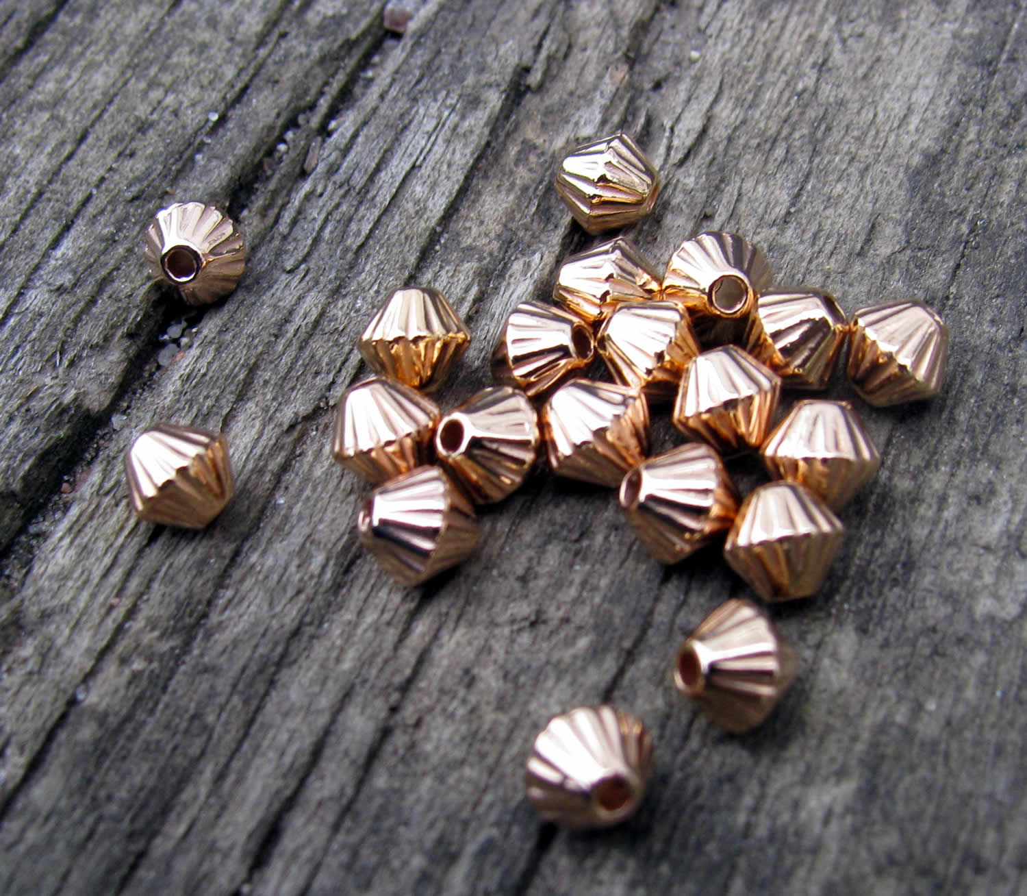 Mellandel Roséguldfärgad - Liten Randig Bicone 4,7x4,3 mm 20 Pack Grekisk Metall