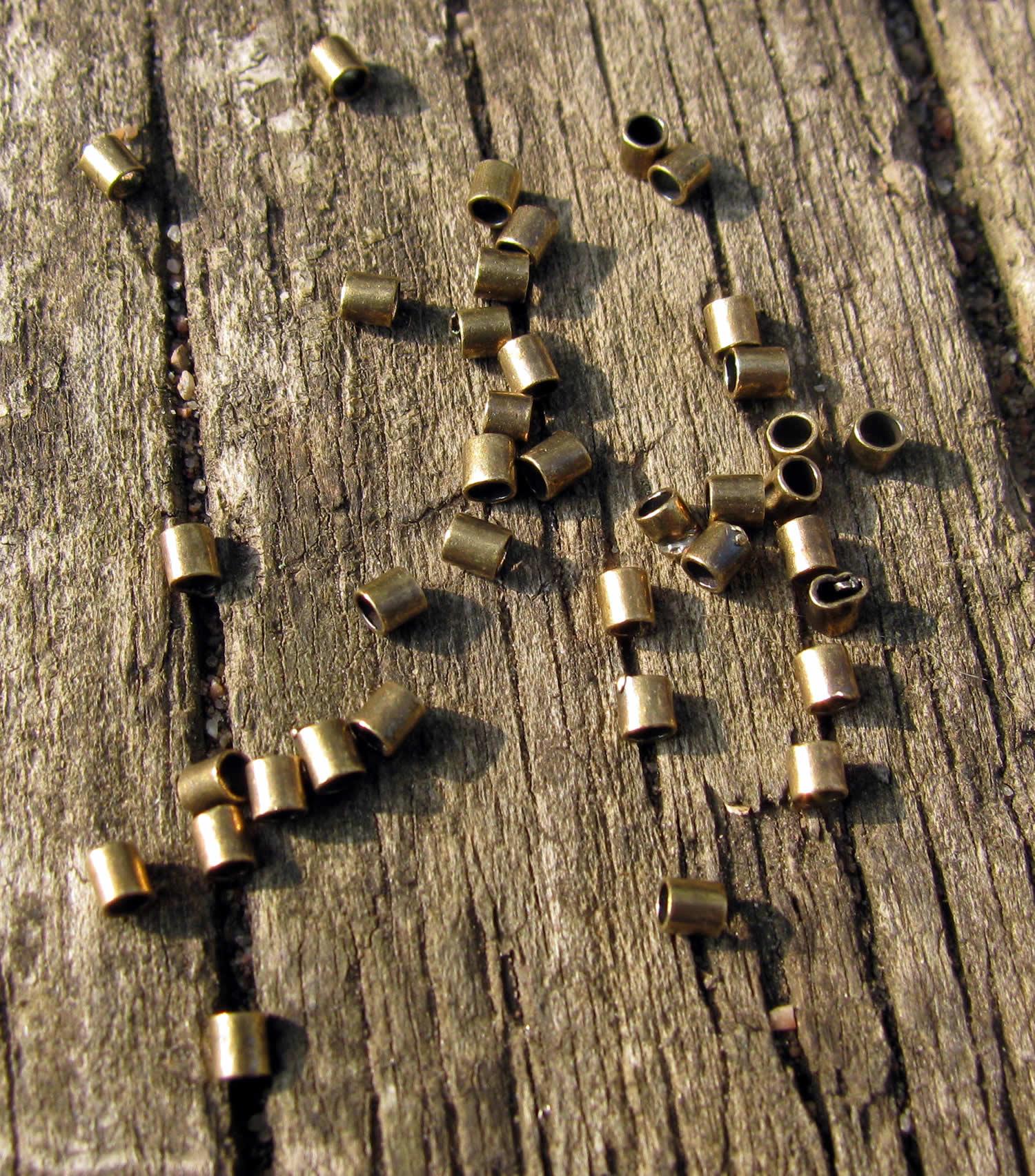 Klämpärlor Tub - Bronsfärgade 2x2mm (ca 50 stycken) Grekisk Metall
