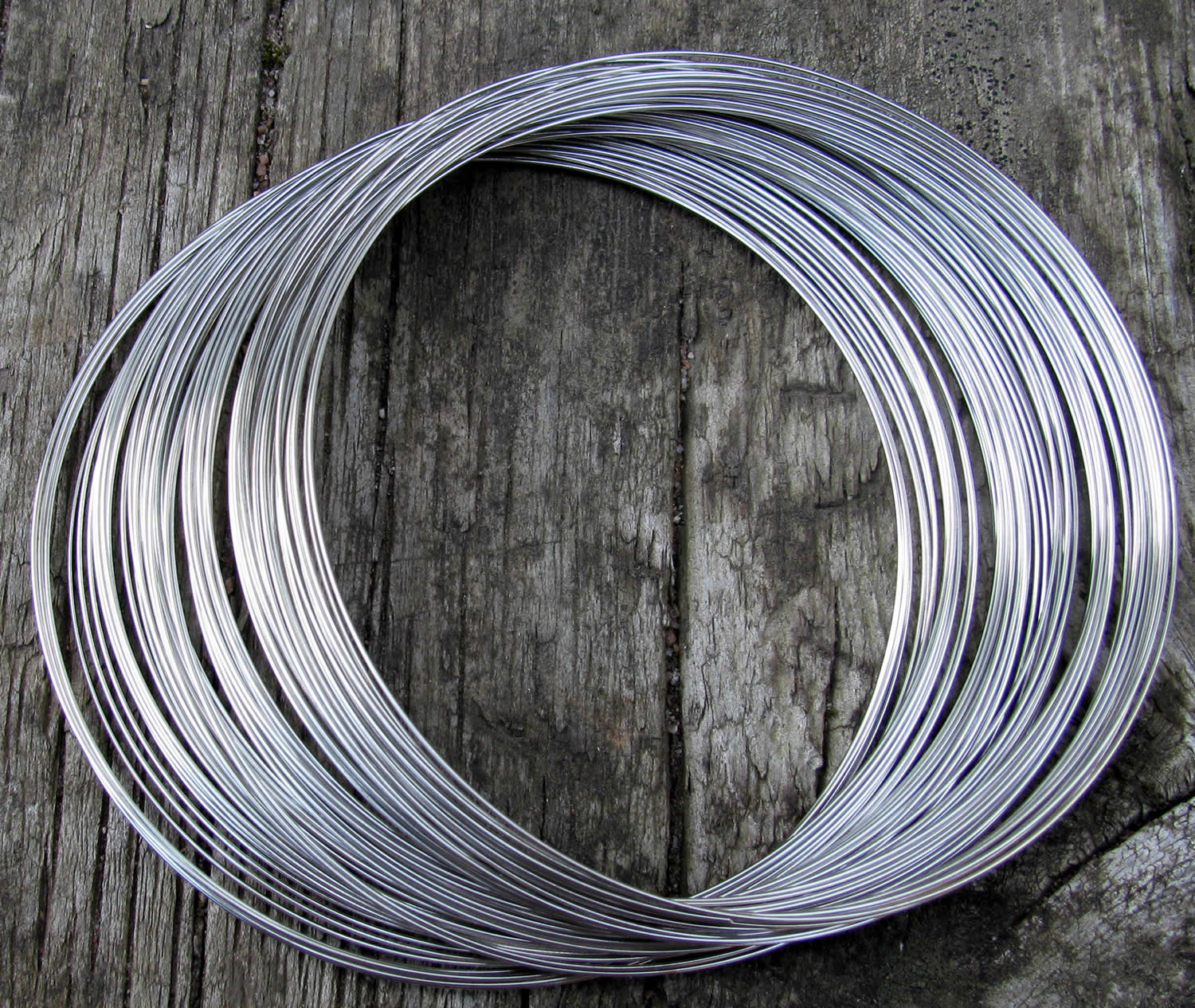 Memorywire Halsband - Silverfärgad, 0,6mm, 75 varv Grekisk Metall