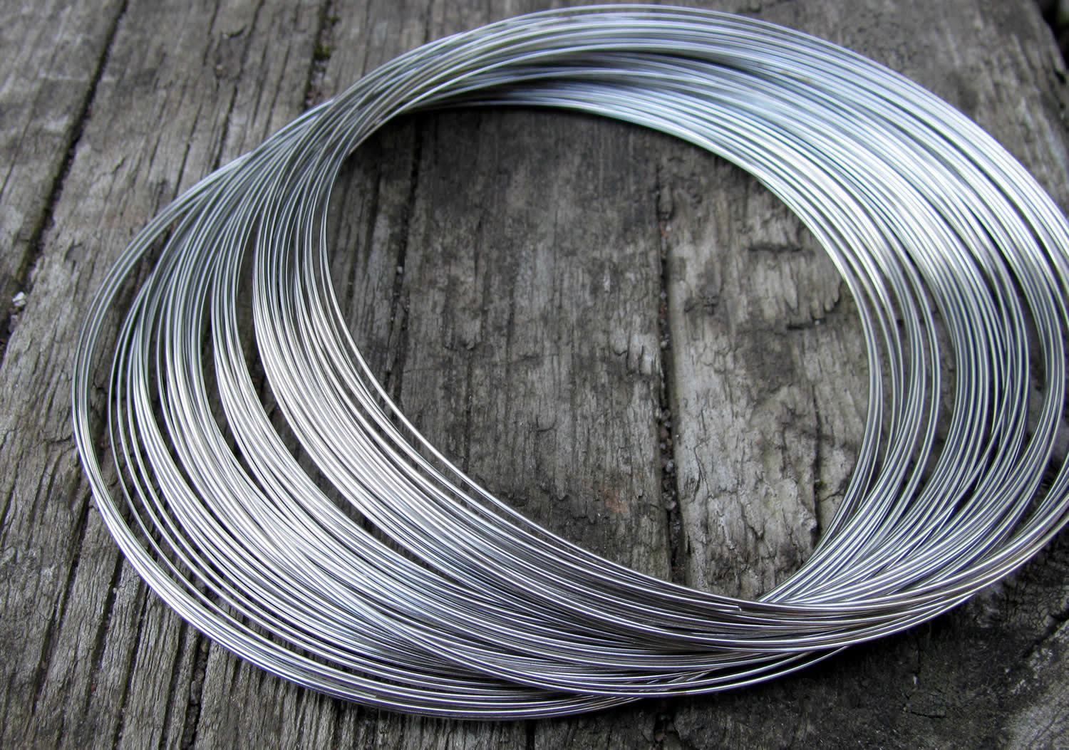 Memorywire Halsband - Silverfärgad, 0,6mm, 75 varv Grekisk Metall