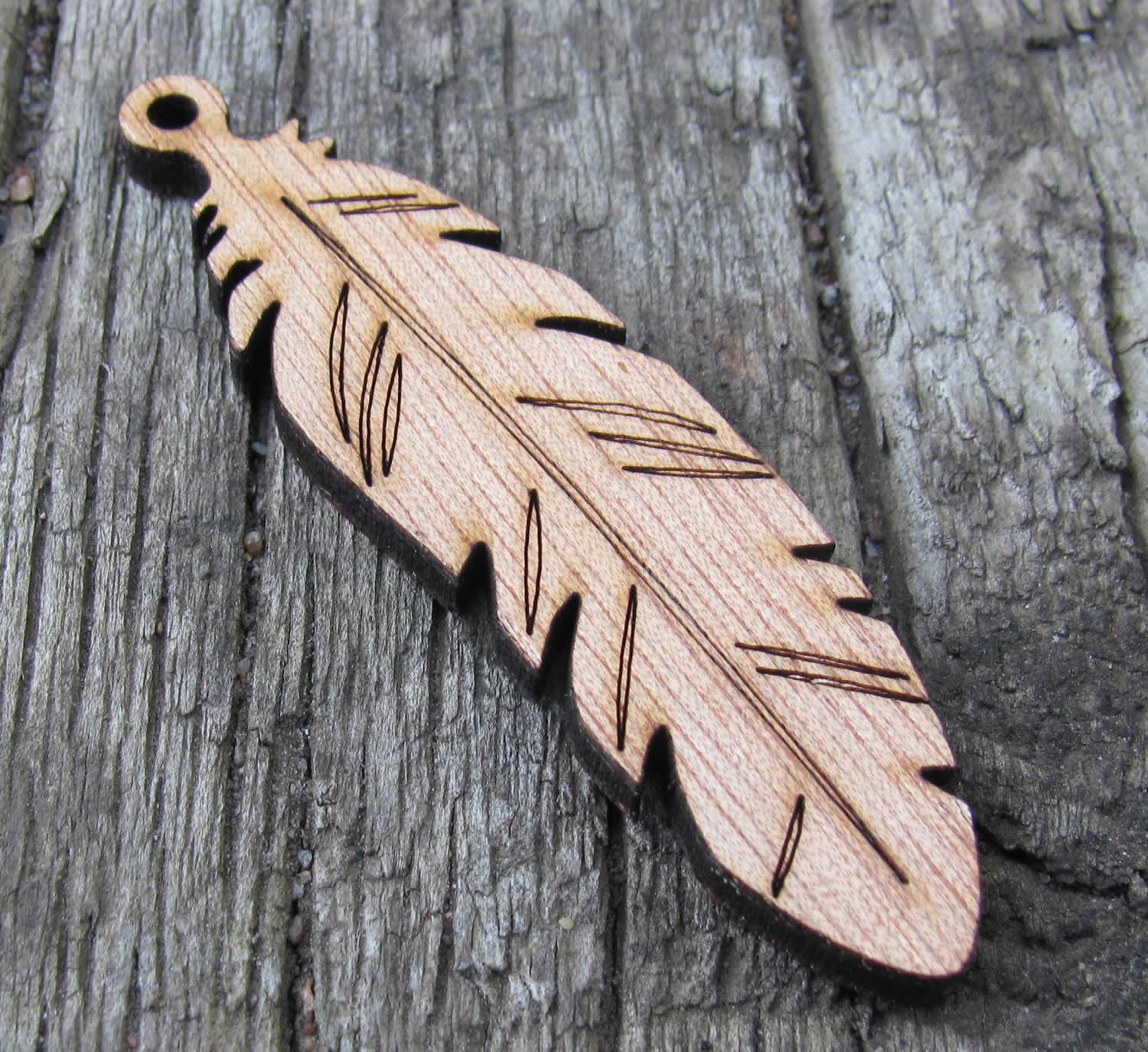 Hänge Trä - Fjäder 70x18mm, 1 styck Hilmas Pyssel