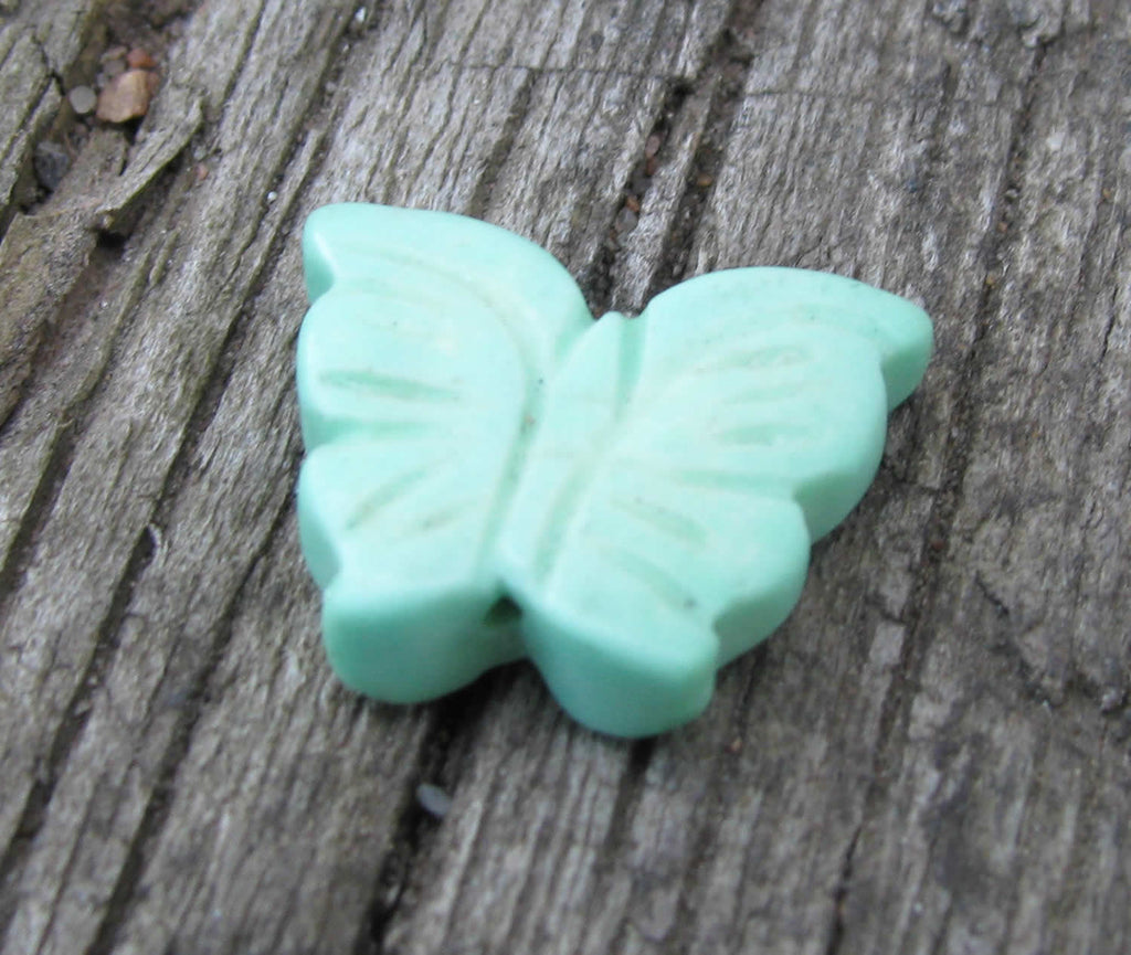 Howlite – Mintgrön mindre fjäril 15x12mm 1 styck Hilmas Pyssel