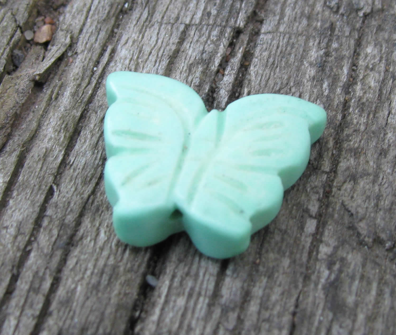 Howlite – Mintgrön mindre fjäril 15x12mm 1 styck Hilmas Pyssel