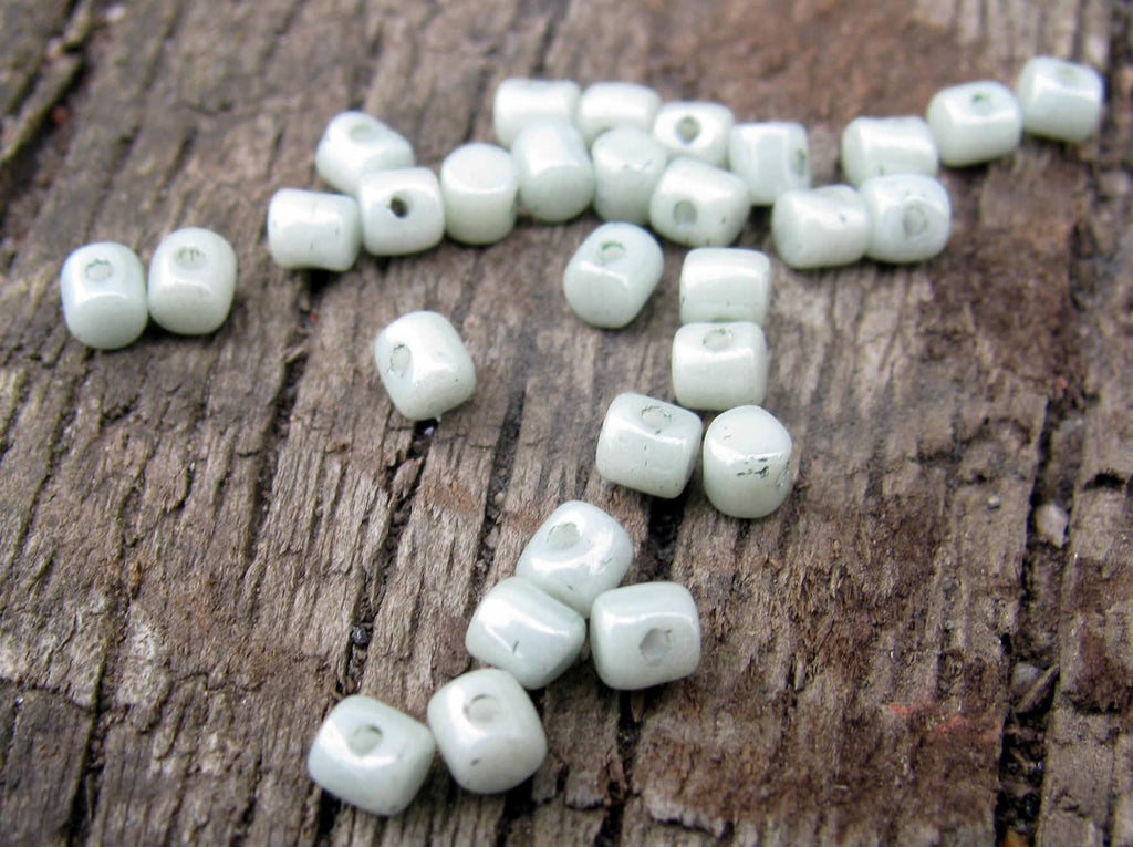 Minos® par Puca® - Opaque Light Green Ceramic Look, 5 gram Les perles par Puca® - Paris